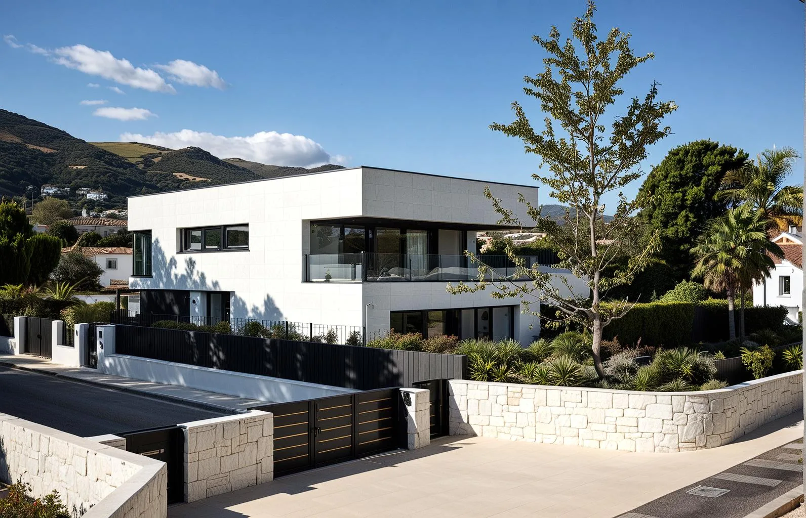 Casa en Castro de estilo moderno, de líneas rectas, con fachada blanca y grandes ventanales, situada en el Paseo Menéndez Pelayo.