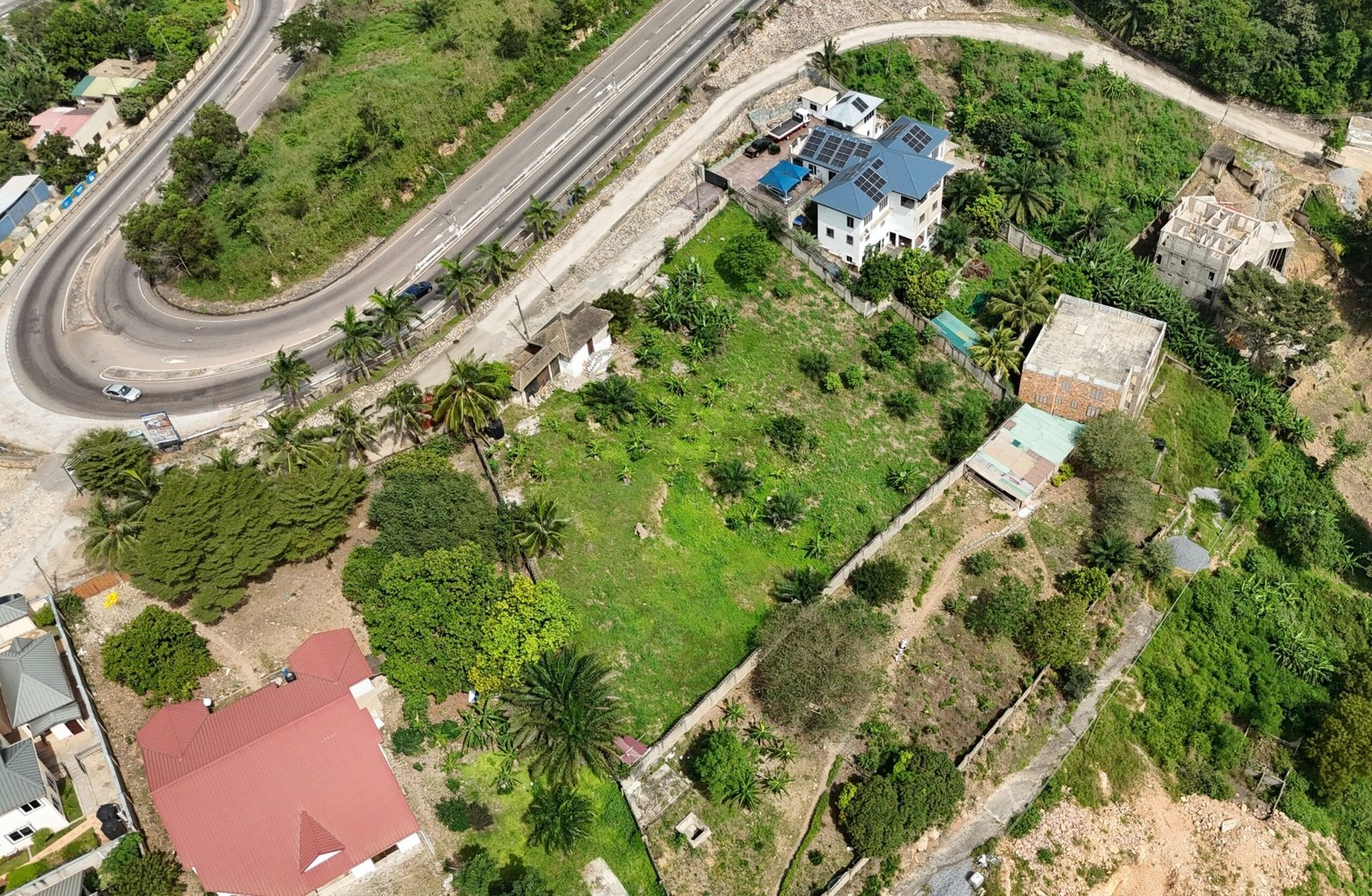 Parcela urbana vista desde el aire para estudio de viabilidad urbanística