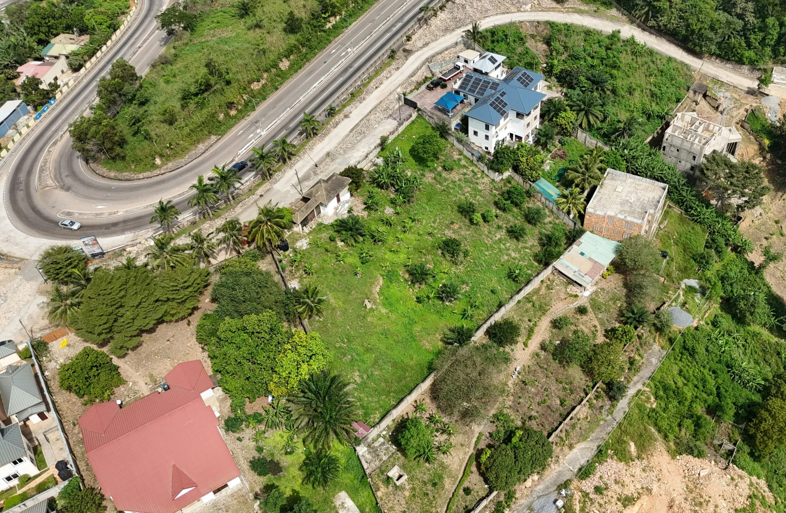 Gestión de proyectos urbanísticos Parcela urbana vista desde el aire para estudio de viabilidad urbanística
